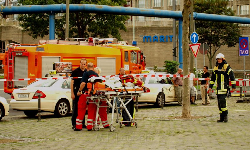 2 Denkmalkletterer hielten Feuerwehr und Polizei in Trapp Koeln Heumarkt P089.JPG